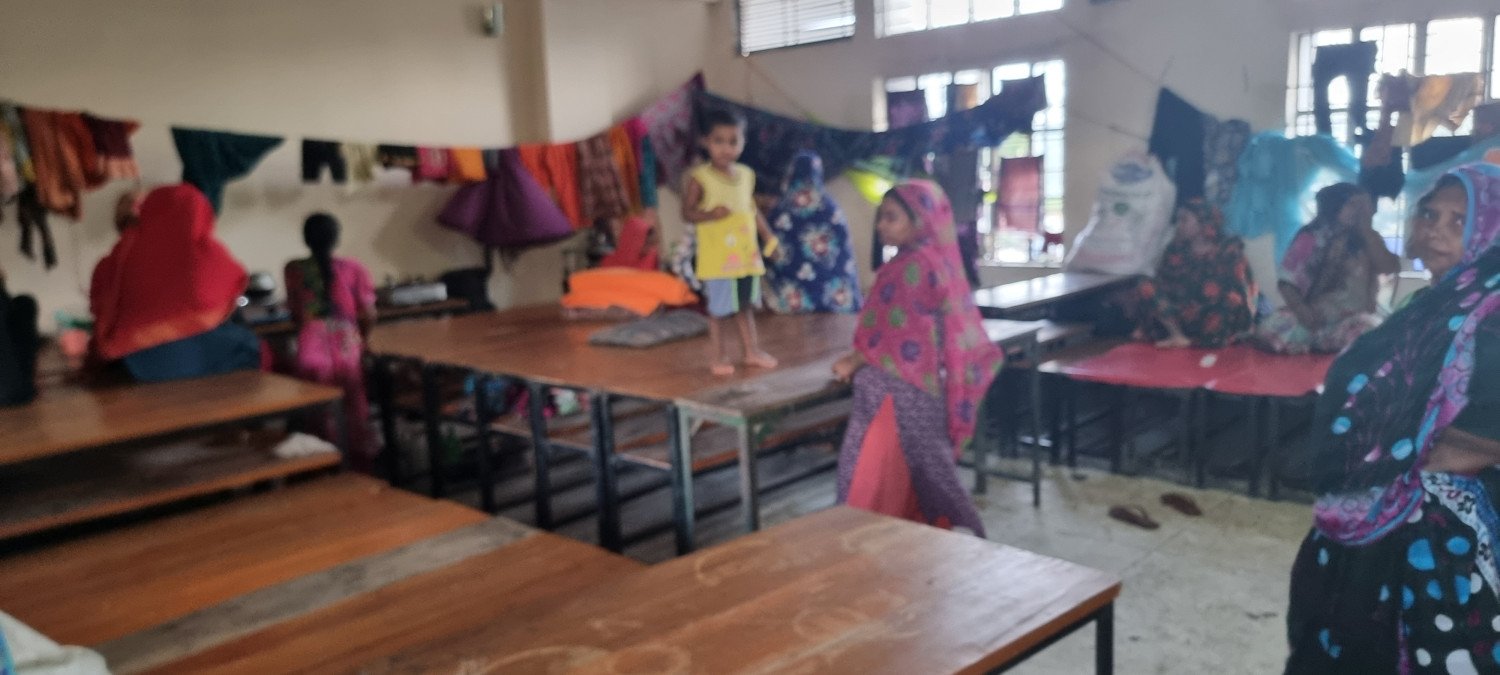নোয়াখালীতে আশ্রয়কেন্দ্রে ঠাঁই নেই, পানি বন্ধি ২১ লাখ মানুষ