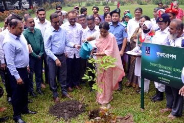ঢাকা বিশ্ববিদ্যালয়ে “পলিথিন ও এসইউপি বর্জন এবং বৃক্ষরোপণ ও  প্রকৃতি চিত্রাঙ্কন” কর্মসূচি পালিত