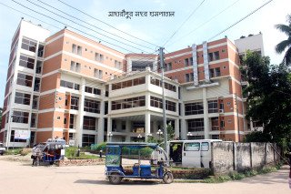 মাদারীপুরে ইজিবাইক-ট্রাক সংঘর্ষে নিহত ১, আহত ৬