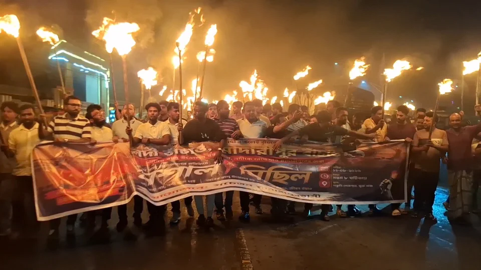 মাদারীপুরে অবৈধ বালু উত্তোলনের প্রতিবাদে মশাল মিছিল
