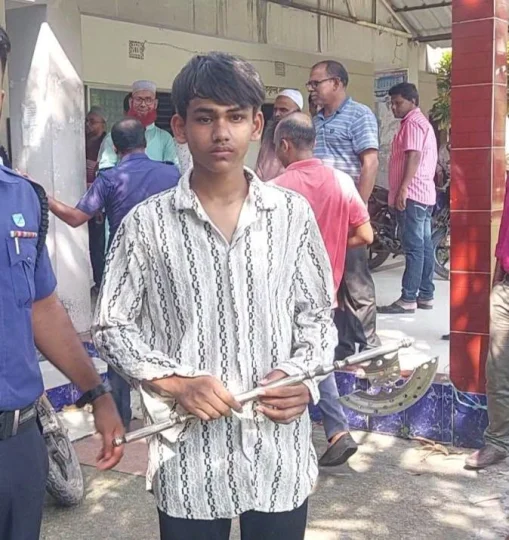 মাদারীপুরে দেশীয় অস্ত্রসহ কিশোর গ্যাংয়ের সদস্য আটক