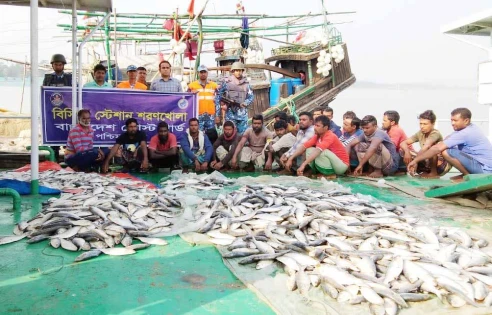 বাগেরহাটে সাড়ে ১৮০ মন জাটকা ও জালসহ ১০ জেলে আটক