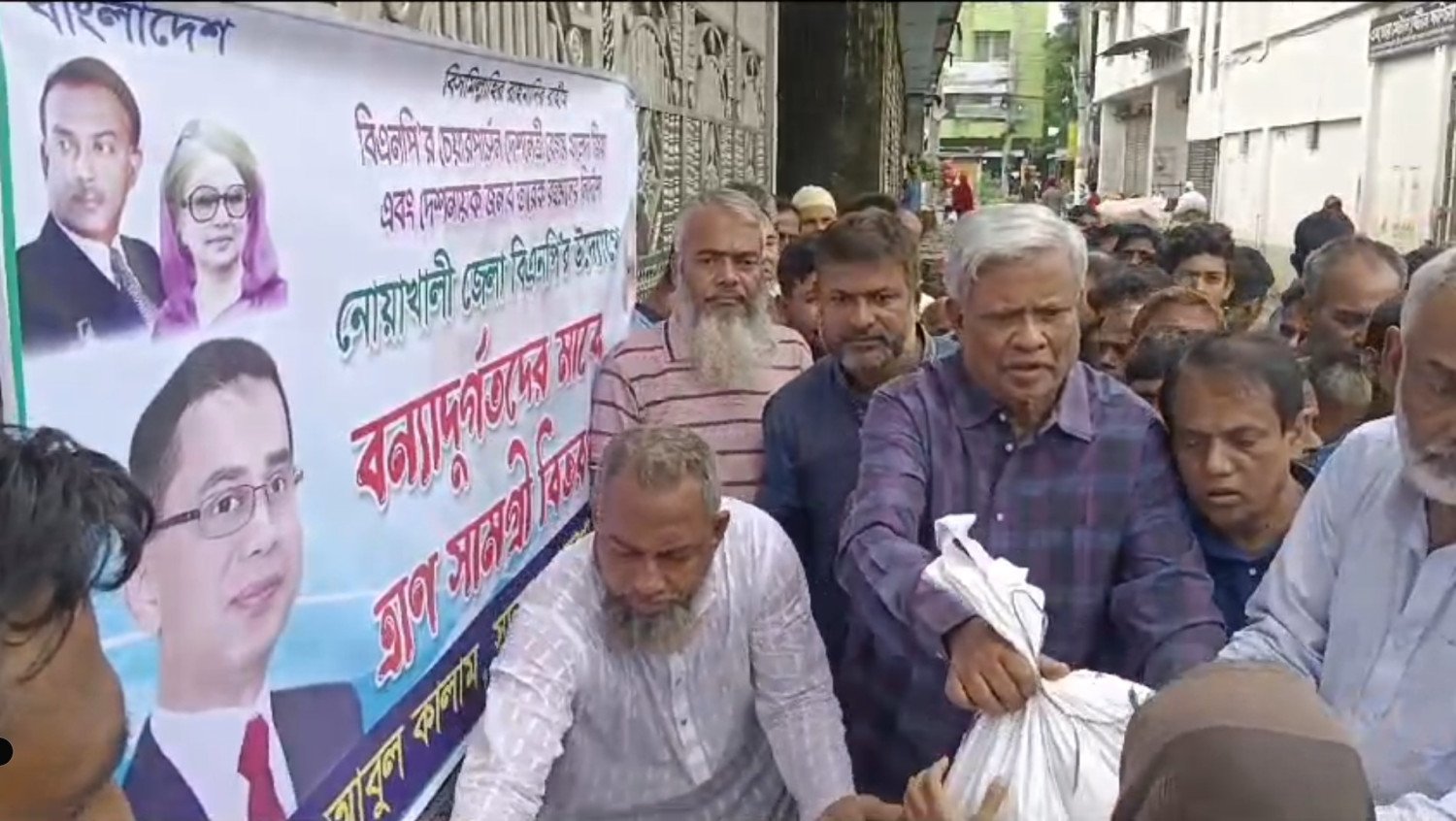 নোয়াখালীতে বিএনপির ভাইস চেয়ারম্যান শাহজাহানের ত্রাণ বিতরণ