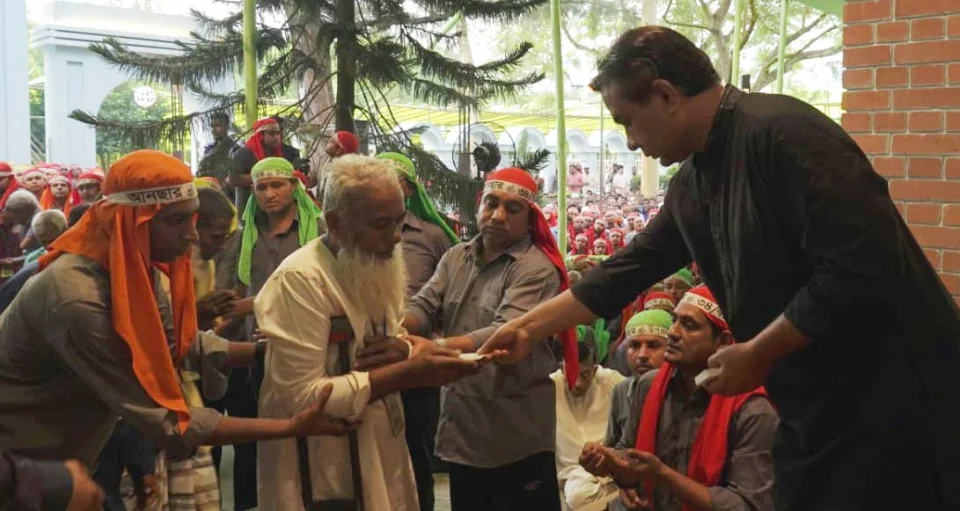 চন্দ্রপাড়া দরবারে অস্বচ্ছলদের মাঝে পুঁজি সহায়তা বিতরণ
