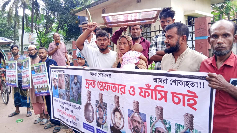 স্বামী হত্যার বিচারের দাবিতে আদালত চত্বরে নিহতের স্ত্রী