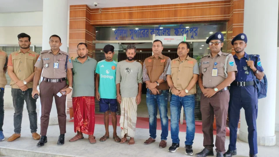 ফরিদপুরে কষ্টিপাথরের মূর্তিসহ স্বর্ণালংকার লুট, গ্রেপ্তার ৪