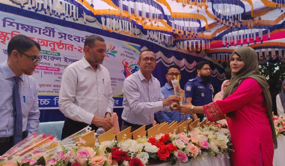 ফরিদপুরে কৃতি শিক্ষার্থী সংবর্ধনা ও সাংস্কৃতিক অনুষ্ঠান
