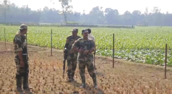 আন্তর্জাতিক সীমান্ত আইন অমান্য করে কাটা তারের বেড়া নির্মান করে বিএসএফ