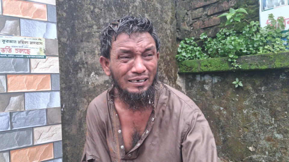 শিশুকে শ্লীলতাহানির অভিযোগে অটোরিকশা চালকের পুরুষাঙ্গে মরিচের গুড়া  দিল জনতা