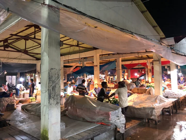 প্রভাতী প্রকল্পে নতুন রূপ পেল লালমনিরহাটের দই খাওয়া হাট