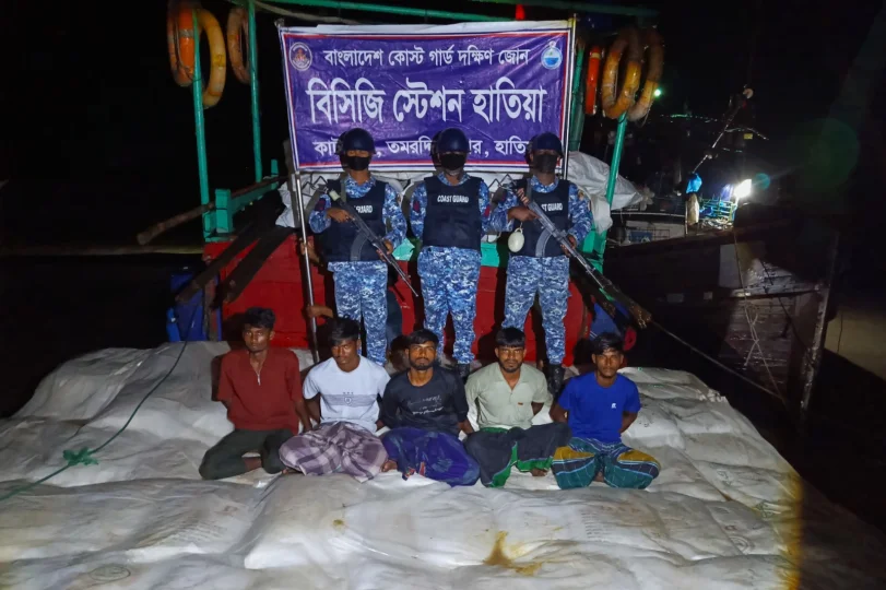 ৭৬০ বস্তা সারসহ নোয়াখালীতে পাঁচ পাচারকারী আটক