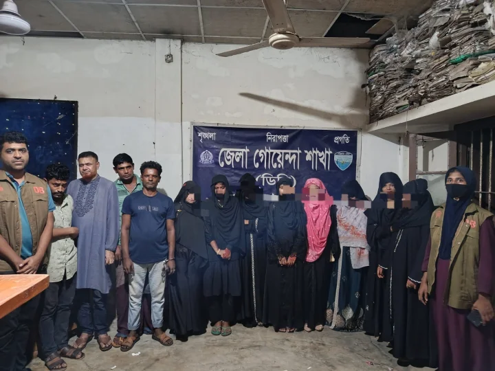 নোয়াখালীতে আবাসিক হোটেলে ডিবির অভিযানে গ্রেপ্তার ১২