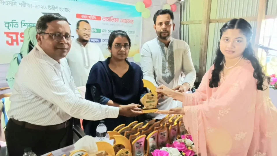তরুণরা আমাদের অনুপ্রেরণা, তারাই আমাদের সাহস দেবে- তাসলিমা
