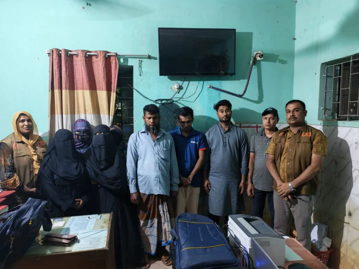 নোয়াখালীতে দুই হোটেলে ডিবির অভিযানে গ্রেপ্তার ৮