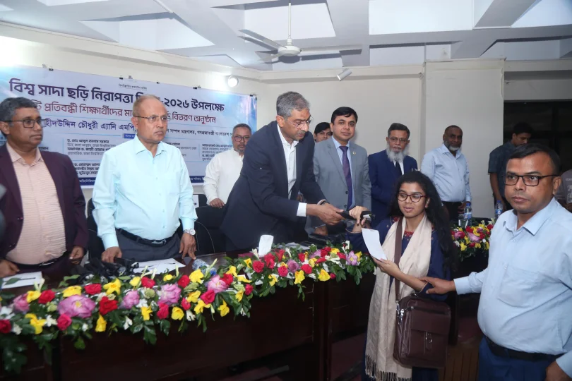 ঢাবিতে ১৬০ দৃষ্টি প্রতিবন্ধীকে সাদা ছড়ি ও আর্থিক সহায়তা প্রদান
