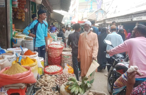 তাড়াইলে ৫ হাজার টাকায় বিয়ের বাজার! রমজানে ভোক্তাদের স্বস্তি