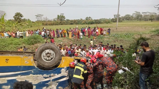 মাদারীপুরে ট্রাকের সঙ্গে সংঘর্ষে বাস উল্টে খাদে, ১ নারী নিহত
