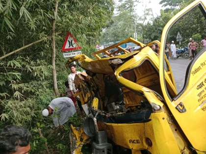 মাদারীপুরে বাস-পিকআপ মুখোমুখি সংঘর্ষে আহত ২০