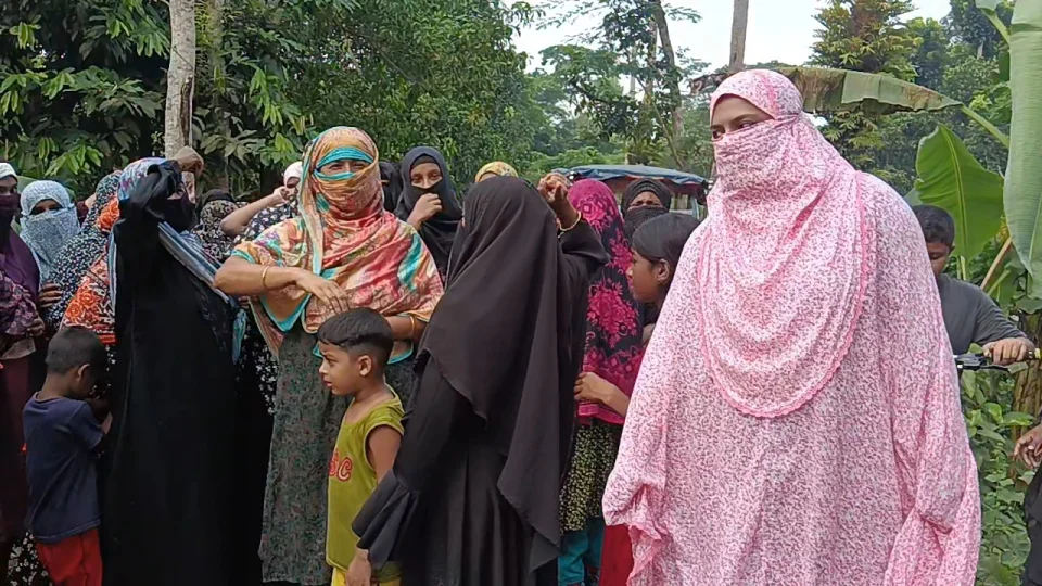 মেয়ের নিপীড়নচেষ্টার বিচার চাইতে গিয়ে মামলার মুখে মা-বাবা