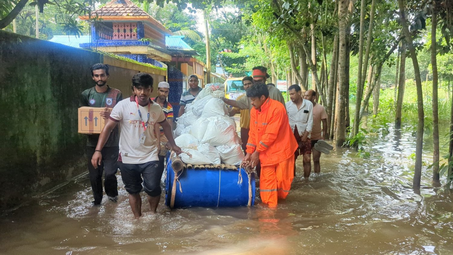 বন্যার্ত মানুষের মাঝে শুকনা খাবার ও ওষুধ বিতরণ করেছে ফরিদপুরের ছাত্র-জনতা