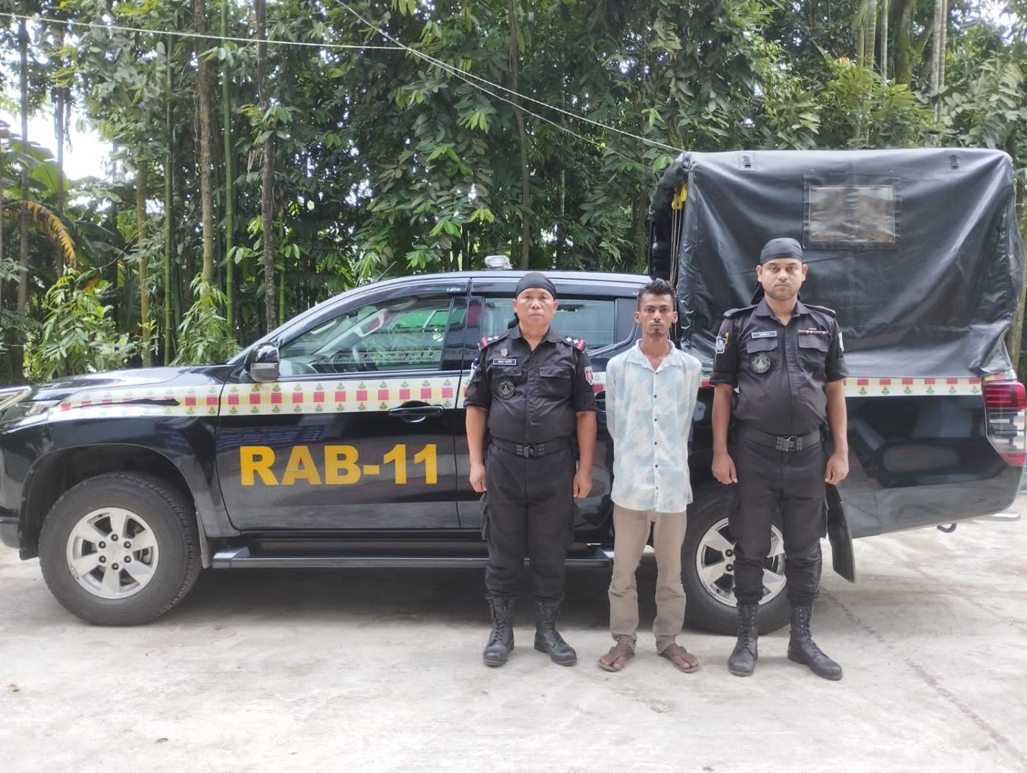 নোয়াখালীতে ৫টি আগ্নেয়াস্ত্র-গোলাবারুদসহ যুবক গ্রেপ্তার