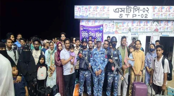 ঝড়ের রাতে চরে আটকা লঞ্চ, ১৭ ঘণ্টা পর উদ্ধার শতাধিক যাত্রী