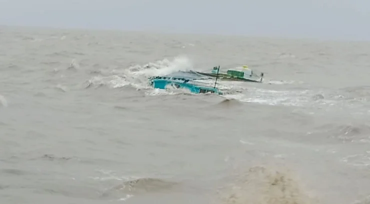 হাতিয়ায় লবণ বোঝাই বাল্কহেড ডুবে বৃদ্ধের মৃত্যু
