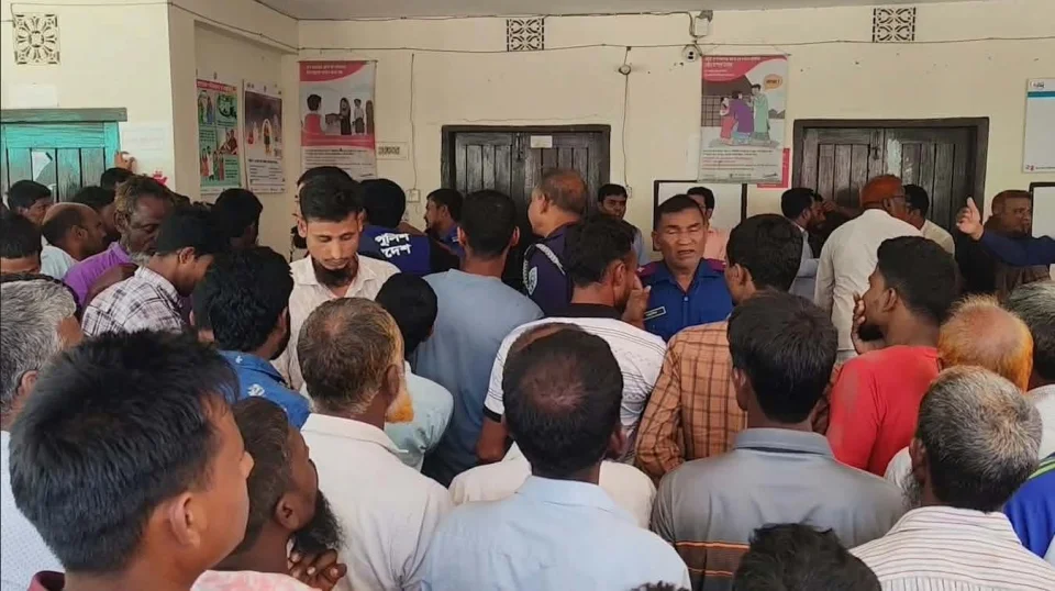 হাতীবান্ধায় সারের দাবিতে লালমনিরহাট-বুড়িমারী মহাসড়ক অবরোধ