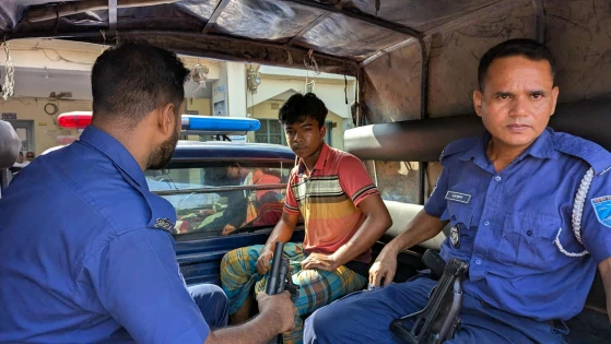 রাজবাড়ীতে প্রবাসীর স্ত্রীকে ধর্ষণের অভিযোগে যুবককে পুলিশে দিলো গ্রামবাসী