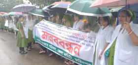 নার্সদের নিয়ে কটুক্তি করায় মহাপরিচালকের পদত্যাগ দাবিতে ফরিদপুরে মানববন্ধন